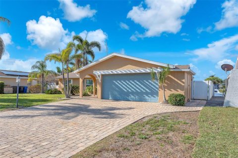 House in Apollo Beach, Florida 3 bedrooms, 169.55 sq.m. № 1616555 - photo 1