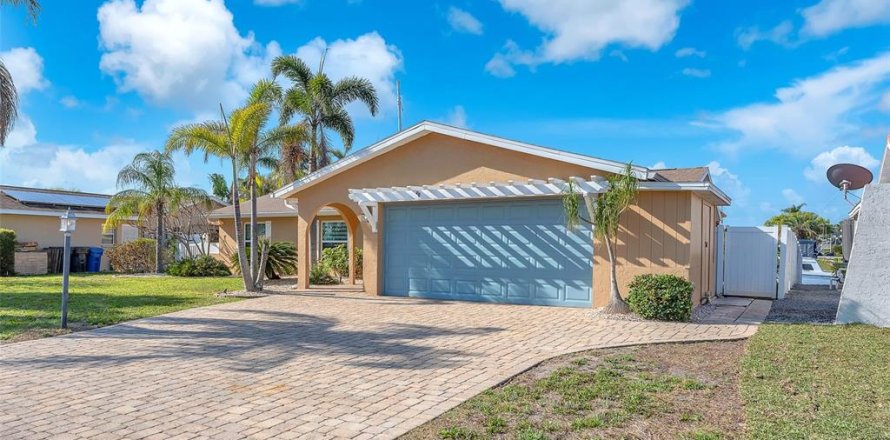House in Apollo Beach, Florida 3 bedrooms, 169.55 sq.m. № 1616555