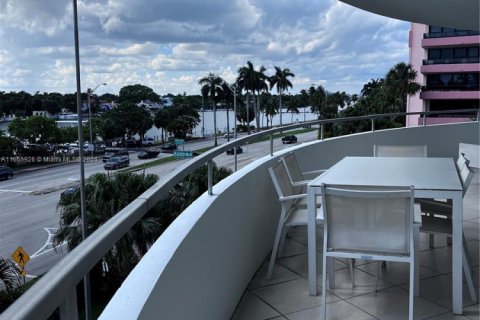 Condominio en alquiler en Miami Beach, Florida, 3 dormitorios, 126.35 m2 № 2060128 - foto 17