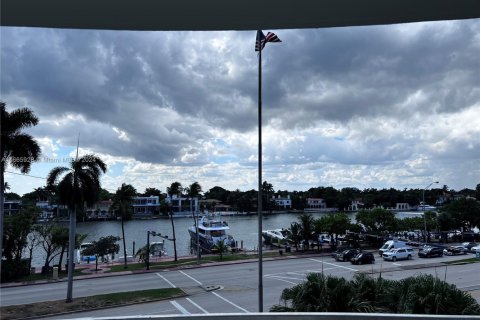 Condominio en alquiler en Miami Beach, Florida, 3 dormitorios, 126.35 m2 № 2060128 - foto 15