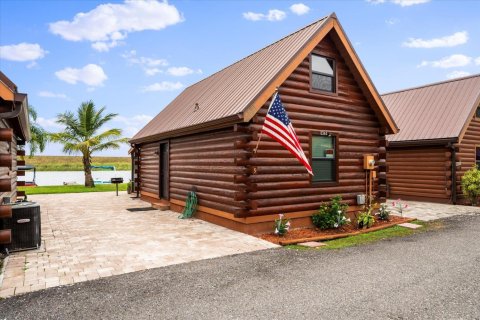 House in Okeechobee, Florida 2 bedrooms, 65.4 sq.m. № 2081617