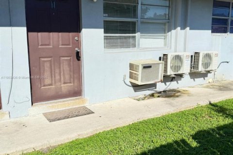 Casa en alquiler en Dania Beach, Florida, 2 dormitorios, 88.26 m2 № 1954407 - foto 2