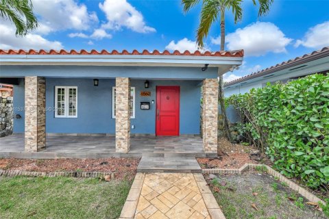 Villa ou maison à louer à Miami, Floride: 2 chambres, 97.55 m2 № 1999731 - photo 3