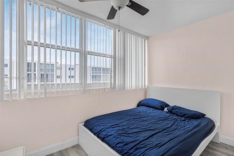 Купить кондоминиум в Халландейл-Бич, Флорида 1 спальня, 78.69м2, № 2006567 - фото 9