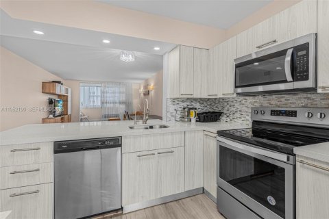 Кондоминиум с 1 спальней в Халландейл-Бич, Флорида № 2006567