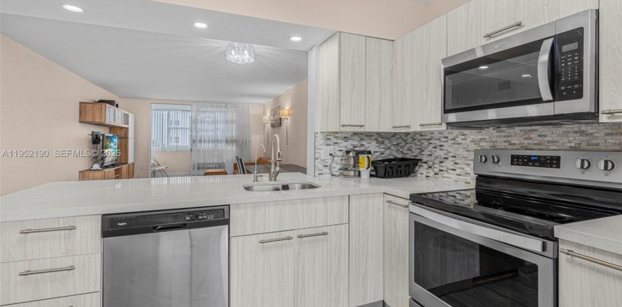 Кондоминиум с 1 спальней в Халландейл-Бич, Флорида № 2006567