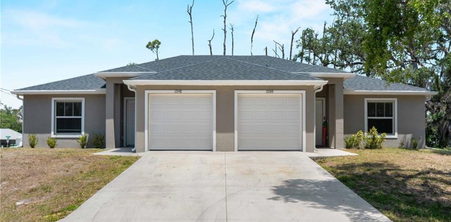 Commercial property in Port Charlotte, Florida 4 bedrooms, 194.35 sq.m. № 1659045