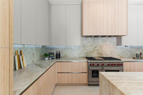 House in Coral Gables, Florida 5 bedrooms, 399.39 sq.m. № 2073230 - photo 16