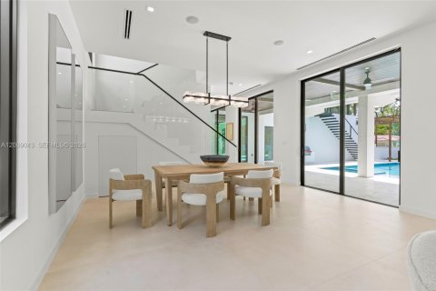 House in Coral Gables, Florida 5 bedrooms, 399.39 sq.m. № 2073230 - photo 10