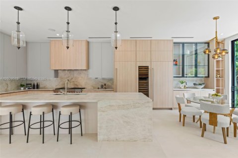 House in Coral Gables, Florida 5 bedrooms, 399.39 sq.m. № 2073230 - photo 18