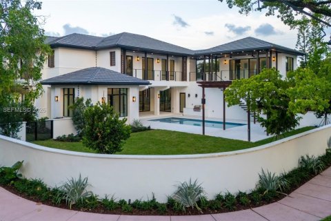 House in Coral Gables, Florida 5 bedrooms, 399.39 sq.m. № 2073230