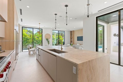 House in Coral Gables, Florida 5 bedrooms, 399.39 sq.m. № 2073230 - photo 20