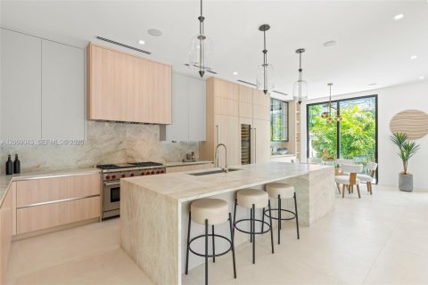 House in Coral Gables, Florida 5 bedrooms, 399.39 sq.m. № 2073230 - photo 2