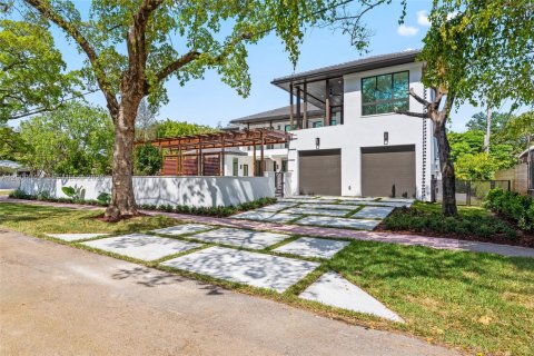 House in Coral Gables, Florida 5 bedrooms, 399.39 sq.m. № 2073230 - photo 6