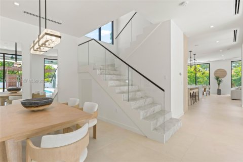 House in Coral Gables, Florida 5 bedrooms, 399.39 sq.m. № 2073230 - photo 11