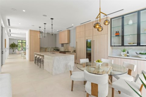 House in Coral Gables, Florida 5 bedrooms, 399.39 sq.m. № 2073230 - photo 13
