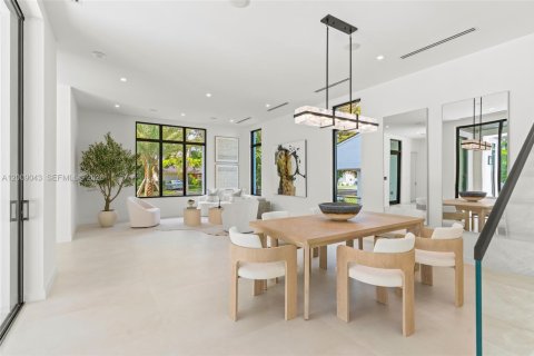 House in Coral Gables, Florida 5 bedrooms, 399.39 sq.m. № 2073230 - photo 12