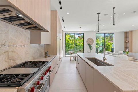 House in Coral Gables, Florida 5 bedrooms, 399.39 sq.m. № 2073230 - photo 17