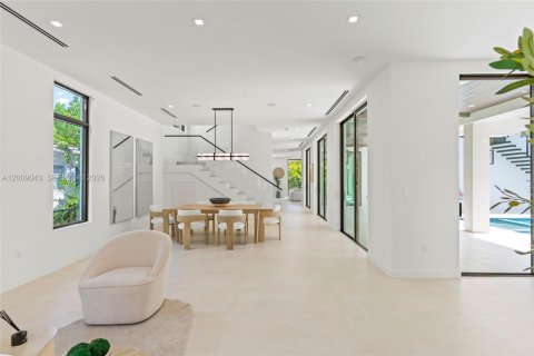 House in Coral Gables, Florida 5 bedrooms, 399.39 sq.m. № 2073230 - photo 9