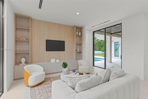 House in Coral Gables, Florida 5 bedrooms, 399.39 sq.m. № 2073230 - photo 24