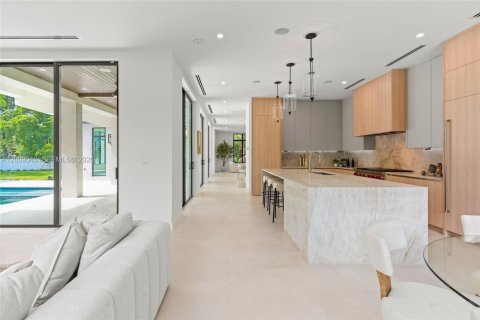 House in Coral Gables, Florida 5 bedrooms, 399.39 sq.m. № 2073230 - photo 22