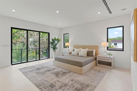 House in Coral Gables, Florida 5 bedrooms, 399.39 sq.m. № 2073230 - photo 25