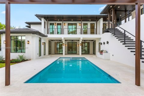 House in Coral Gables, Florida 5 bedrooms, 399.39 sq.m. № 2073230 - photo 3