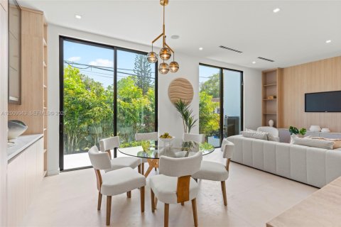 House in Coral Gables, Florida 5 bedrooms, 399.39 sq.m. № 2073230 - photo 21
