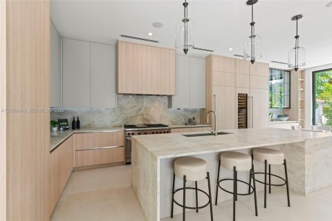 House in Coral Gables, Florida 5 bedrooms, 399.39 sq.m. № 2073230 - photo 15