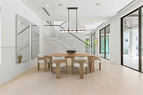 House in Coral Gables, Florida 5 bedrooms, 399.39 sq.m. № 2073230 - photo 4