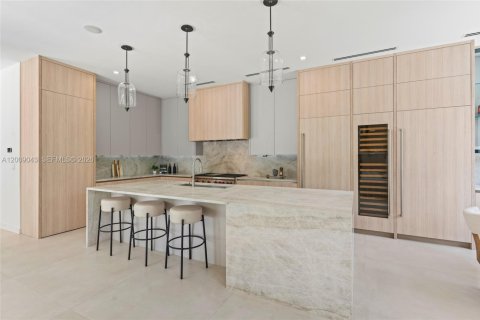 House in Coral Gables, Florida 5 bedrooms, 399.39 sq.m. № 2073230 - photo 14
