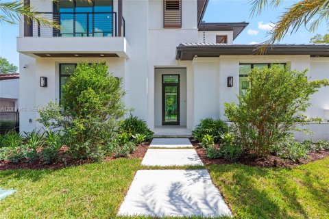 House in Coral Gables, Florida 5 bedrooms, 399.39 sq.m. № 2073230 - photo 7