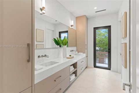 House in Coral Gables, Florida 5 bedrooms, 399.39 sq.m. № 2073230 - photo 28