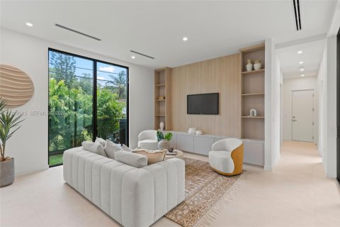 House in Coral Gables, Florida 5 bedrooms, 399.39 sq.m. № 2073230 - photo 23