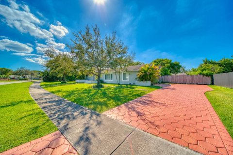 Villa ou maison à vendre à Miami, Floride: 4 chambres, 191.94 m2 № 1976632 - photo 4