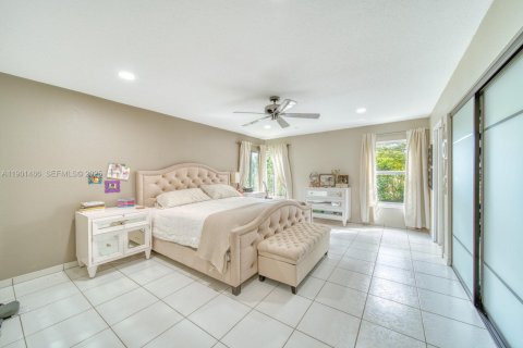 Villa ou maison à vendre à Miami, Floride: 4 chambres, 191.94 m2 № 1976632 - photo 17