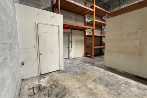 Commercial property in Miami, Florida № 1938885 - photo 3