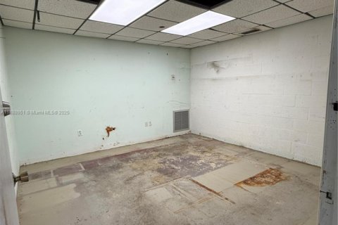 Commercial property in Miami, Florida № 1938885 - photo 7