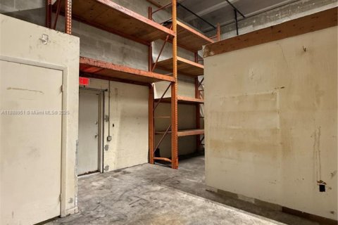 Commercial property in Miami, Florida № 1938885 - photo 4