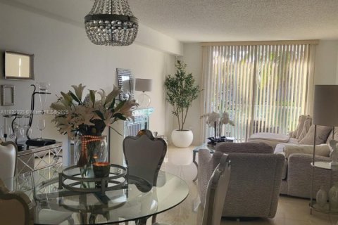 Condo in Miami, Florida, 2 bedrooms  № 1790205 - photo 2