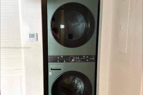 Condo in Miami, Florida, 2 bedrooms  № 1968225 - photo 21