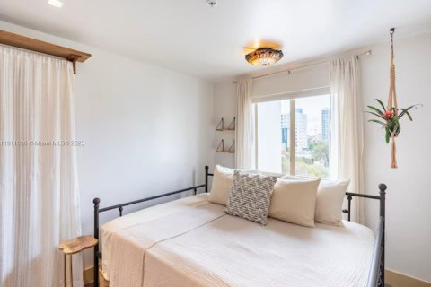 Condo in Miami, Florida, 2 bedrooms  № 1968225 - photo 13