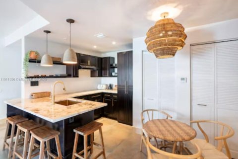 Condo in Miami, Florida, 2 bedrooms  № 1968225 - photo 8