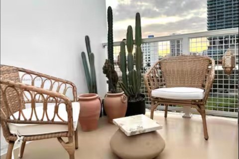 Condo in Miami, Florida, 2 bedrooms  № 1968225 - photo 30