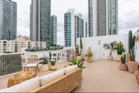 Condo in Miami, Florida, 2 bedrooms  № 1968225 - photo 29