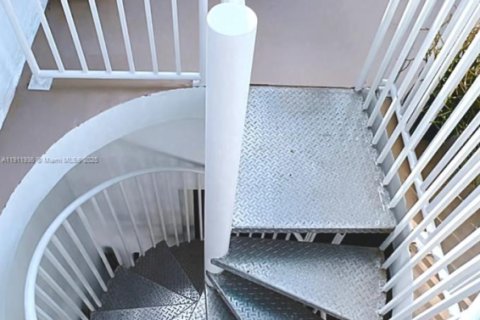 Condo in Miami, Florida, 2 bedrooms  № 1968225 - photo 25
