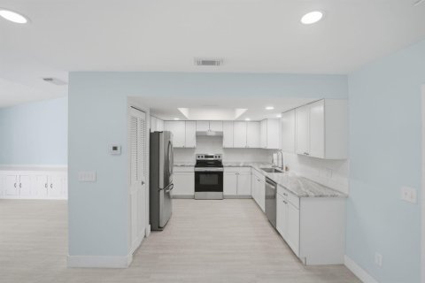 Купить виллу или дом в Порт-Сент-Луси, Флорида 3 комнаты, 150.22м2, № 2294236 - фото 17