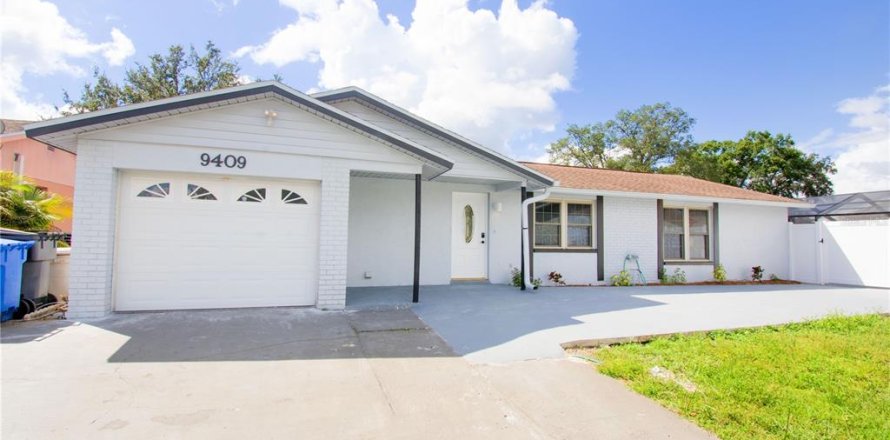 House in Tampa, Florida 3 bedrooms, 119.29 sq.m. № 2129915