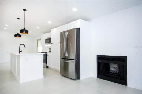 House in Tampa, Florida 3 bedrooms, 119.29 sq.m. № 2129915 - photo 2