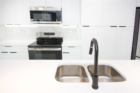House in Tampa, Florida 3 bedrooms, 119.29 sq.m. № 2129915 - photo 5